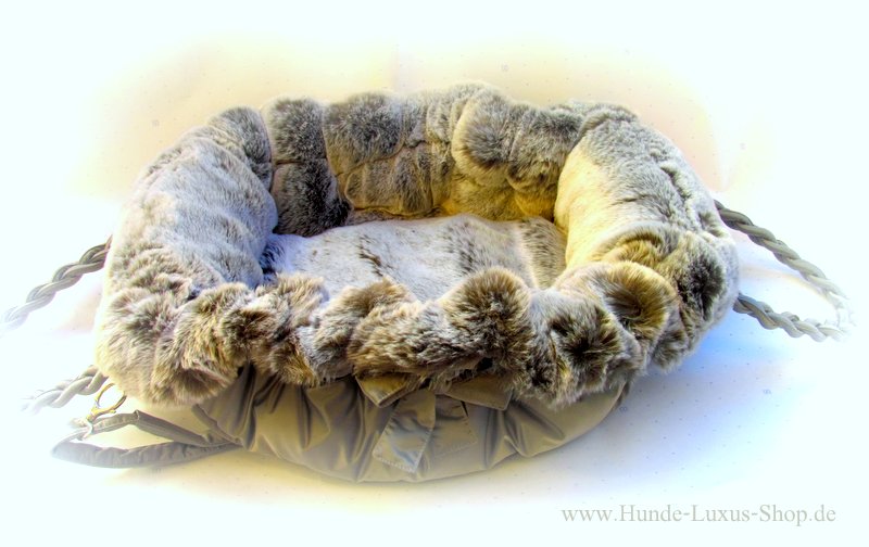 Luxus Hundetragetasche mit Öko Pelz Inlay. Umwandelbar in eine Bett. Ein Beitrag für modern denkende Hundebesitzer , denn Pelz kann so schön sein, auch in dieser ekonstruierten Form. 